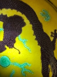 Une paire de coupes en porcelaine de Chine &agrave; d&eacute;cor de dragons sur fond jaune, marque et prob. &eacute;poque de Tongzhi