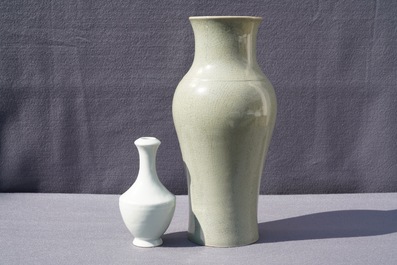 Deux vases en porcelaine de Chine monochrome et une bo&icirc;te en blanc de Chine de Dehua, 18/19&egrave;me