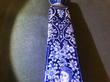 Un grand ob&eacute;lisque en fa&iuml;ence de Delft bleu et blanc, 1er quart du 18&egrave;me