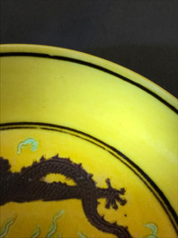 Une paire de coupes en porcelaine de Chine &agrave; d&eacute;cor de dragons sur fond jaune, marque et prob. &eacute;poque de Tongzhi