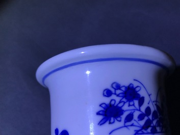 Een Chinese blauwwitte rouleau vaas met kylins, Kangxi