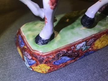 Een fraai paar polychrome Delftse petit feu en vergulde modellen van paarden, 1e helft 18e eeuw