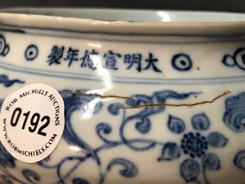 Een Chinese blauwwitte boeddhistische offerandekom, Xuande inscriptie, 19/20e eeuw