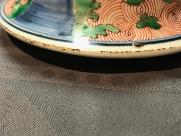 Une paire de vases couverts en porcelaine de Chine wucai, &eacute;poque Transition