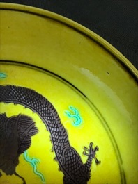 Une paire de coupes en porcelaine de Chine &agrave; d&eacute;cor de dragons sur fond jaune, marque et prob. &eacute;poque de Tongzhi