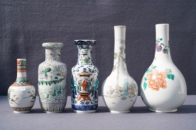 Cinq vases en porcelaine de Chine famille rose et verte, 19&egrave;me