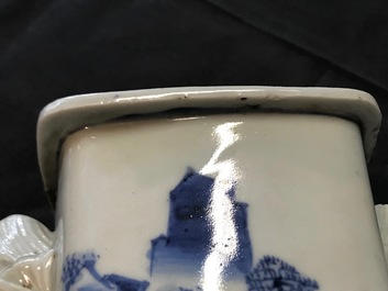 Un vase en porcelaine de Chine bleu et blanc aux anses en forme de chilong, 17/18&egrave;me