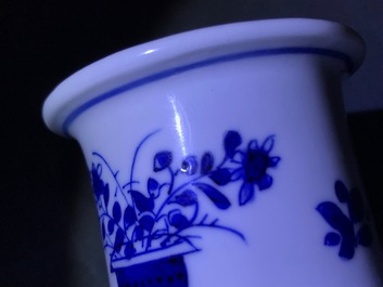 Un vase de forme rouleau en porcelaine de Chine bleu et blanc, Kangxi