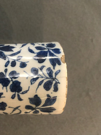 Un vase de forme double gourde en fa&iuml;ence de Delft bleu et blanc, d&eacute;but du 18&egrave;me