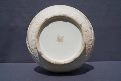 Un vase de forme hu en porcelaine de Chine monochrome, marque de Qianlong, 20&egrave;me