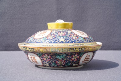 Une jardini&egrave;re, deux plats et un bol couvert en porcelaine de Chine famille rose, 19/20&egrave;me