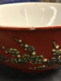 Un bol en porcelaine de Chine &agrave; d&eacute;cor en relief sur fond rouge de corail, 19&egrave;me