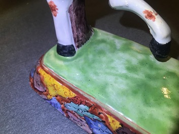 Een fraai paar polychrome Delftse petit feu en vergulde modellen van paarden, 1e helft 18e eeuw