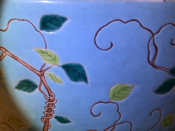 Une grande jardini&egrave;re en porcelaine de Chine de style Dayazhai &agrave; fond turquoise, 19/20&egrave;me