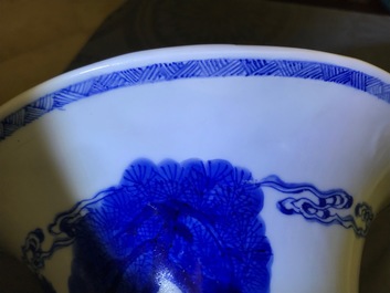 Un vase de forme yenyen en porcelaine de Chine bleu et blanc &agrave; d&eacute;cor de cerfs et grues, Kangxi