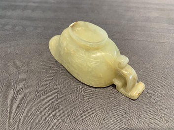 Een Chinese lichtgele jade libation cup, 19th C.