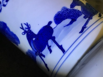 Un vase de forme yenyen en porcelaine de Chine bleu et blanc &agrave; d&eacute;cor de cerfs et grues, Kangxi