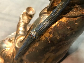 Een Chinese gelakt en verguld bronzen figuur van Guanyin op een lotustroon, Ming