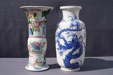 Deux vases en porcelaine de Chine wucai et bleu et blanc, marques de Yongzheng et Wanli, 19&egrave;me