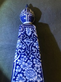 Un grand ob&eacute;lisque en fa&iuml;ence de Delft bleu et blanc, 1er quart du 18&egrave;me