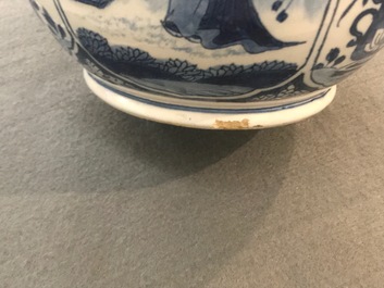 Een blauwwitte Delftse kalebasvaas met chinoiserie decor, vroeg 18e eeuw