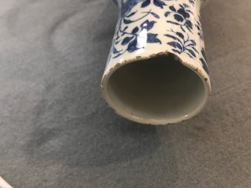 Een blauwwitte Delftse kalebasvaas met chinoiserie decor, vroeg 18e eeuw