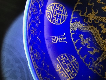 Une paire de plats en porcelaine de Chine &agrave; d&eacute;cor dor&eacute; de dragons sur fond bleu, marque et &eacute;poque de Guangxu