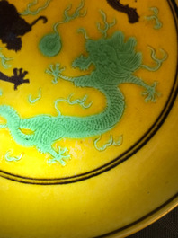 Une paire de coupes en porcelaine de Chine &agrave; d&eacute;cor de dragons sur fond jaune, marque et prob. &eacute;poque de Tongzhi