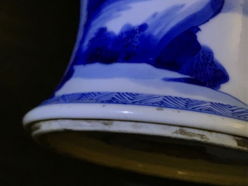 Un vase de forme yenyen en porcelaine de Chine bleu et blanc &agrave; d&eacute;cor de cerfs et grues, Kangxi