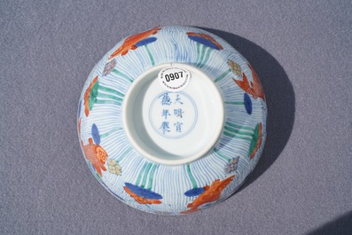 Un bol en porcelaine de Chine doucai &agrave; d&eacute;cor de poissons, marque de Xuande, Kangxi