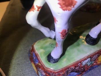 Een fraai paar polychrome Delftse petit feu en vergulde modellen van paarden, 1e helft 18e eeuw