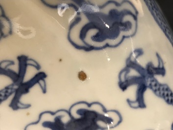 Un vase de forme gourde 'moonflask' en porcelaine de Chine bleu et blanc, 19&egrave;me