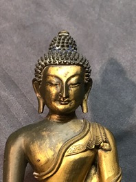 Een Sino-Tibetaanse verguld bronzen figuur van Boeddha Shakyamuni, 17/18e eeuw