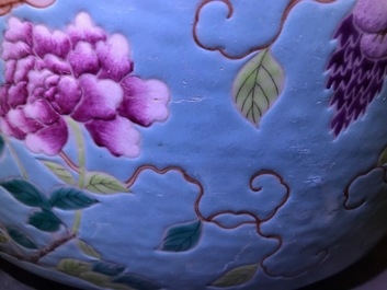 Une grande jardini&egrave;re en porcelaine de Chine de style Dayazhai &agrave; fond turquoise, 19/20&egrave;me