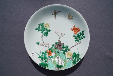 Un plat du type 'Master of the Rock' en porcelaine de Chine bleu et blanc et un en famille verte, Kangxi