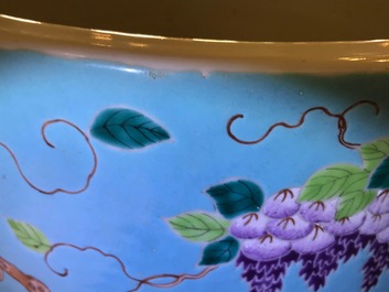 Een grote Chinese Dayazhai-stijl jardini&egrave;re met turquoise fondkleur, 19/20e eeuw