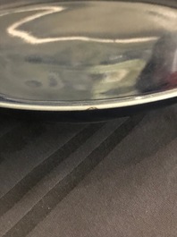 Une assiette en porcelaine de Chine bleu monochrome &agrave; d&eacute;cor Anhua, marque de Wanli, 18/19&egrave;me