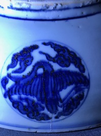 Un plat en porcelaine de Chine bleu et blanc &agrave; d&eacute;cor d'un dragon, marque et &eacute;poque de Jiajing