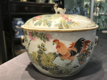 Two Chinese qianjiang cai covered bowls with birds, 19/20th C.