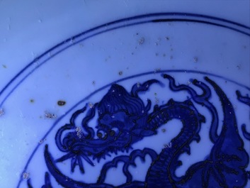 Un plat en porcelaine de Chine bleu et blanc &agrave; d&eacute;cor d'un dragon, marque et &eacute;poque de Jiajing