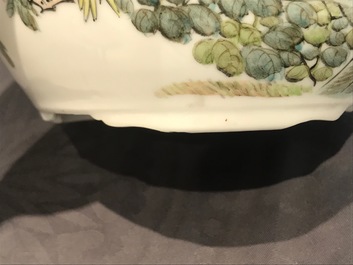 Two Chinese qianjiang cai covered bowls with birds, 19/20th C.