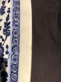 Un plat en porcelaine de Chine bleu et blanc &agrave; d&eacute;cor de rinceaux floraux de style Ming, Qianlong