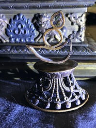 Un grand mod&egrave;le d'un stupa en bronze dor&eacute; et incrust&eacute;, Tibet, 18&egrave;me
