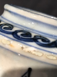 Un kendi en porcelaine de Chine bleu et blanc, Wanli