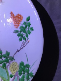 Un plat du type 'Master of the Rock' en porcelaine de Chine bleu et blanc et un en famille verte, Kangxi