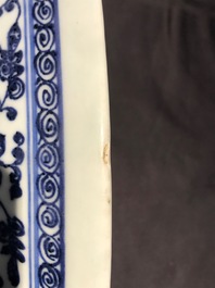 Un plat en porcelaine de Chine bleu et blanc &agrave; d&eacute;cor de rinceaux floraux de style Ming, Qianlong