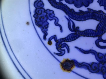 Un plat en porcelaine de Chine bleu et blanc &agrave; d&eacute;cor d'un dragon, marque et &eacute;poque de Jiajing