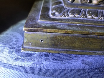 Un grand mod&egrave;le d'un stupa en bronze dor&eacute; et incrust&eacute;, Tibet, 18&egrave;me