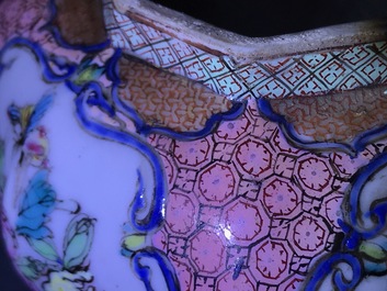 Une th&eacute;i&egrave;re couverte de forme octagonale en porcelaine de Chine famille rose, Yongzheng