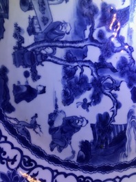 Un plat en porcelaine de Chine bleu et blanc aux caract&egrave;res Shou, &eacute;poque Transition